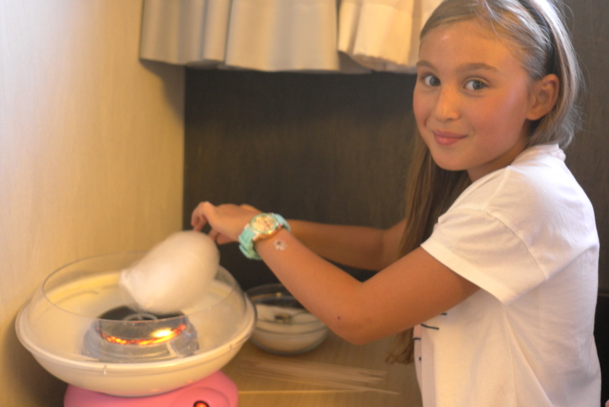 Деца правят захарен памук в домашни условия | Lucky Bansko Kids Camp