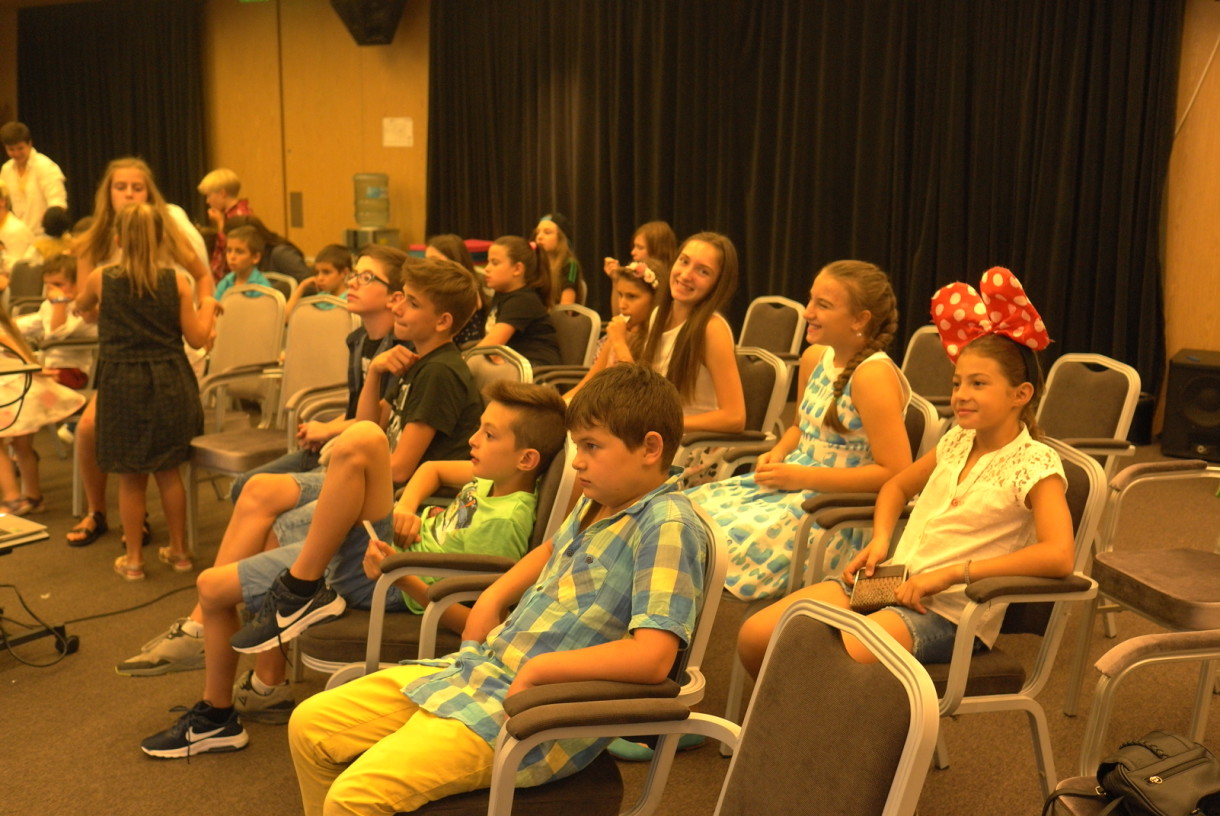 Деца слушат презентация на английски | Lucky Bansko Kids Camp