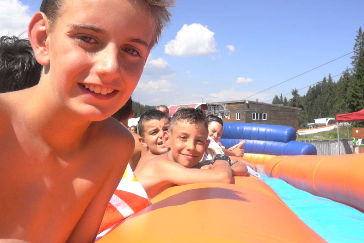 Деца нямат търпение за водна пързалка | Lucky Bansko Kids Camp