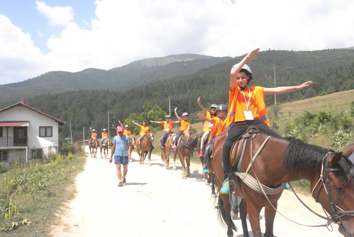 Деца яздят коне професионално | Lucky Bansko Kids Camp