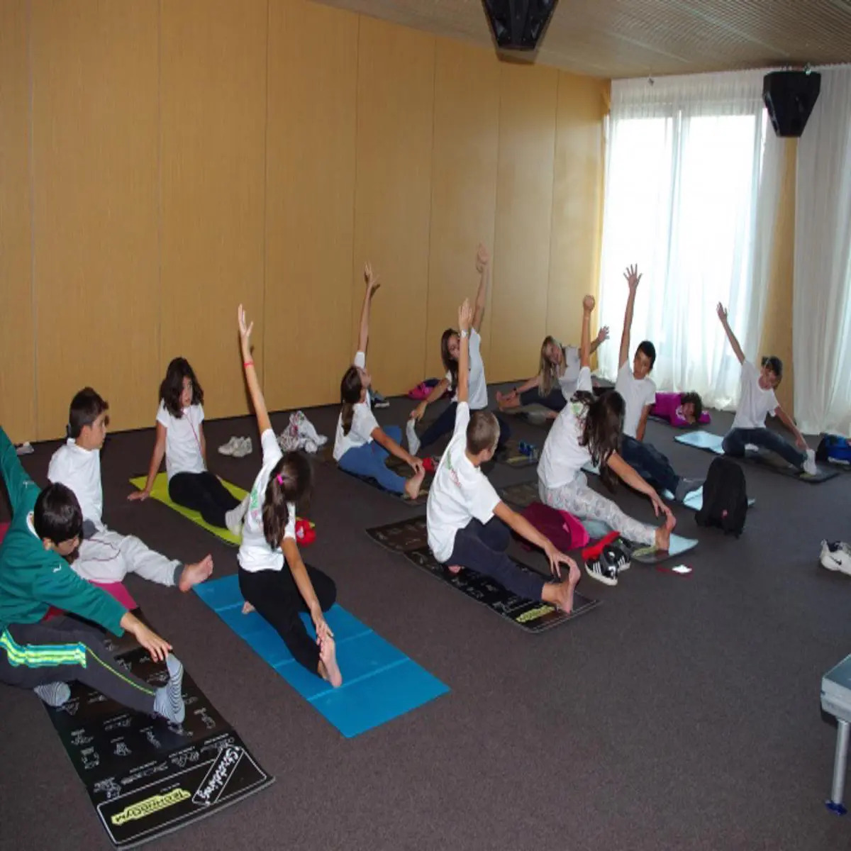 10 ползи от практикуването на йога за деца в Lucky Bansko Kids Camp