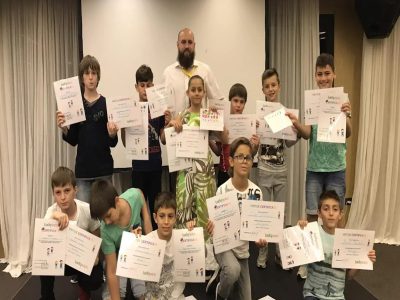 Деца с дипломи от лагера Lucky Bansko Kids Camp