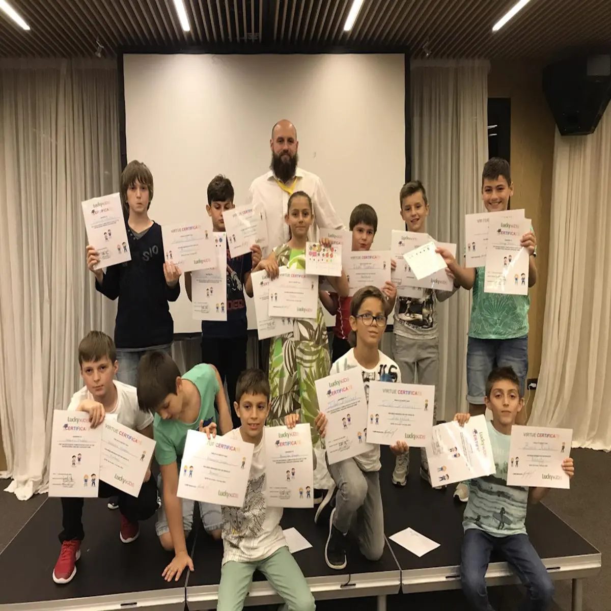 Деца с дипломи от лагера Lucky Bansko Kids Camp