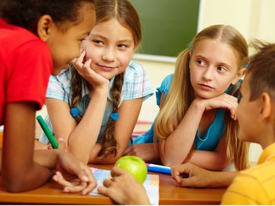 Деца от лагера Лъки Банско Кидс Камп дискутират по време на игра от образователния блок.