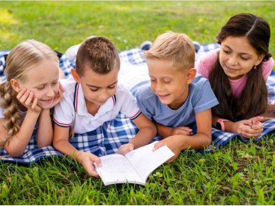 Деца от летния лагер Lucky Bansko Kids Camp учат навън.