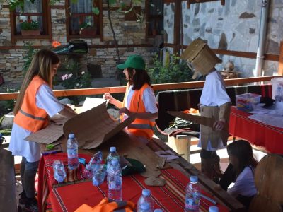 Деца изработват костюми за разиграване на драматизация в лагера Lucky Bansko Kids Camp.