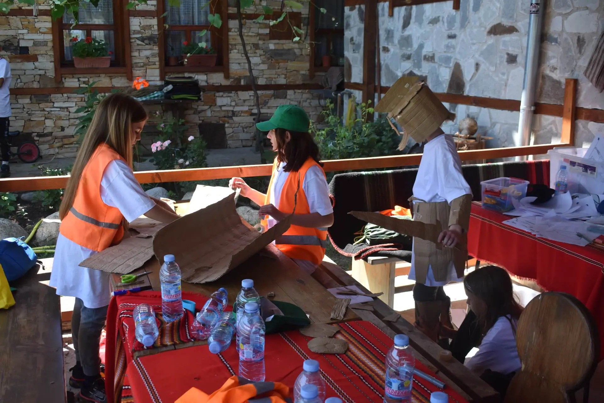 Деца изработват костюми за разиграване на драматизация в лагера Lucky Bansko Kids Camp.