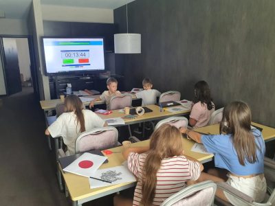 Деца по време на урок с интерактивни методи в лагера Lucky Bansko Kids Camp.