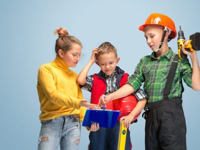 Три деца по време на игра на професии.