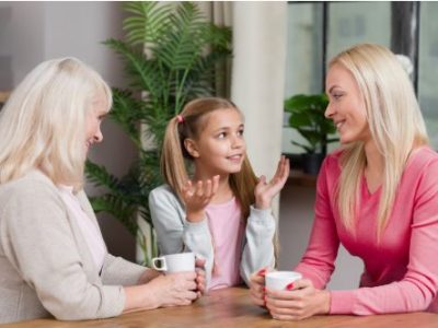 Дете демонстрира доверие към близките си и води открит разговор с тях.