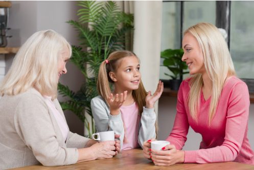 Дете демонстрира доверие към близките си и води открит разговор с тях.