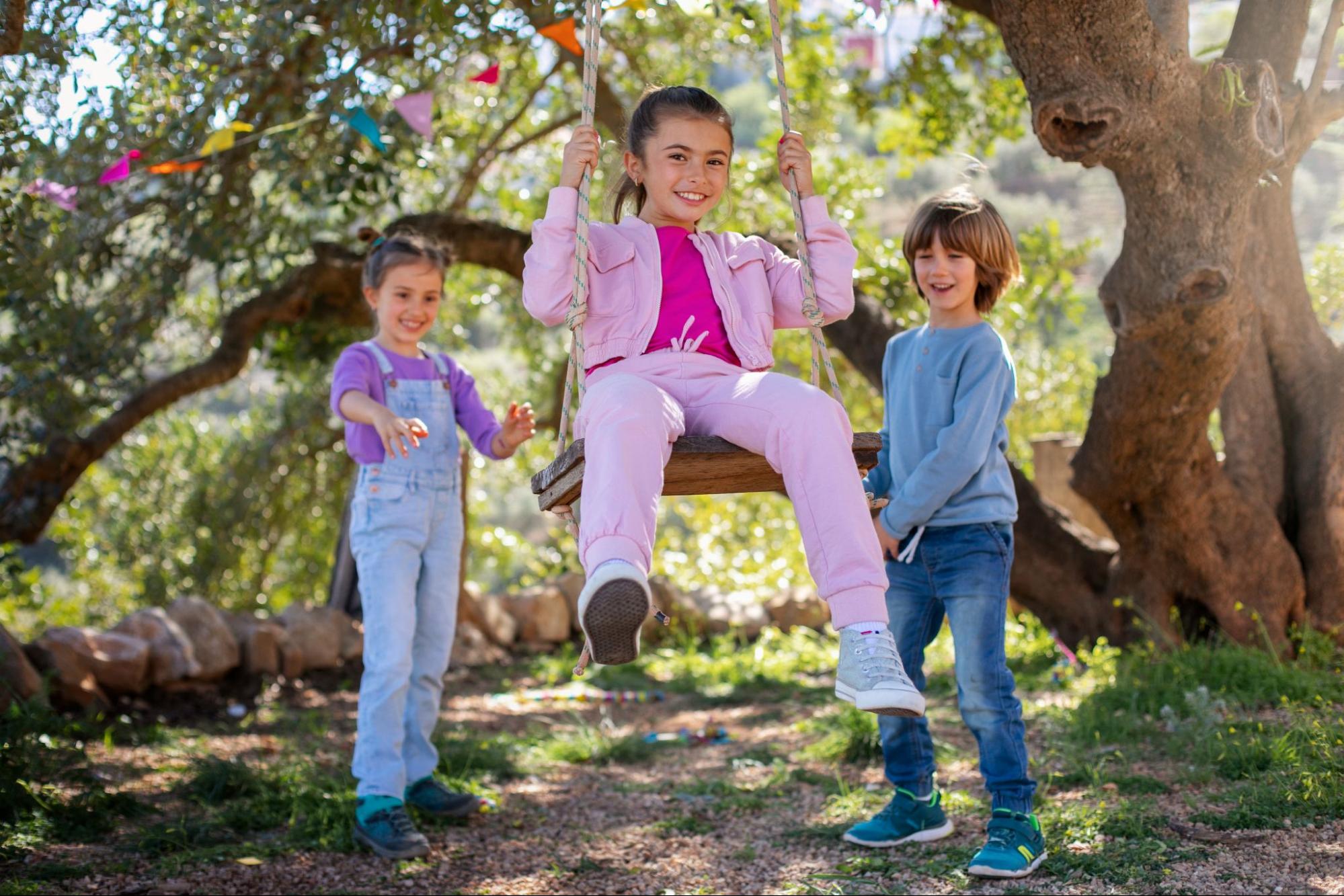 Група приятели се забавляват на люлка.