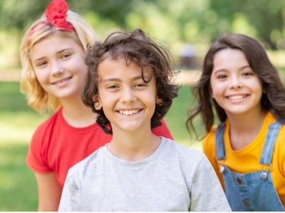 Усмихнати деца с добро възпитание