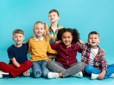 Прегърнати и усмихнати момчета и момичета