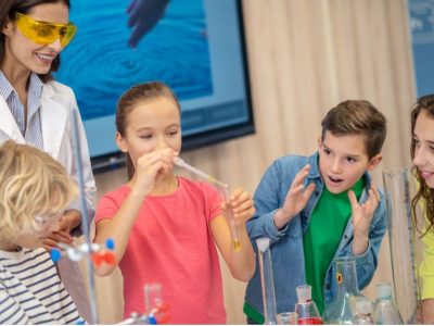 Деца експериментират в час