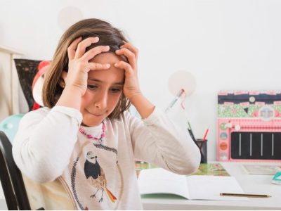 Дете пише домашните си под стрес