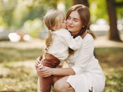 Малко момиче, прегърнало майка си