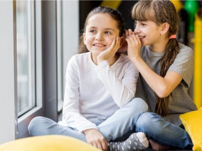 Две момичета си говорят.