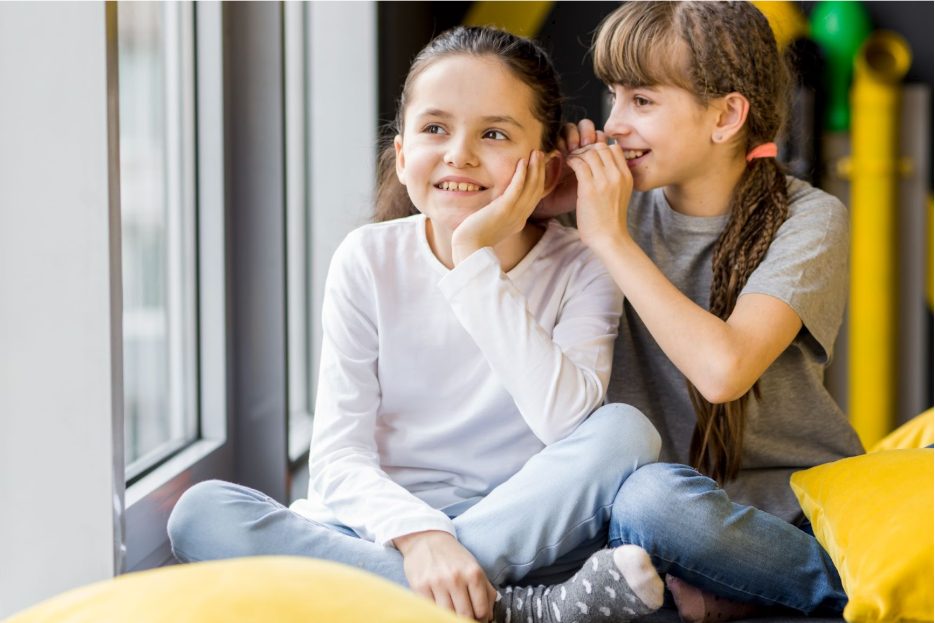 Две момичета си говорят.