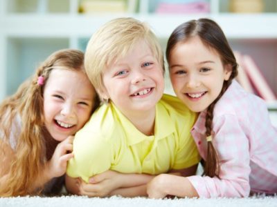 Три усмихнати деца