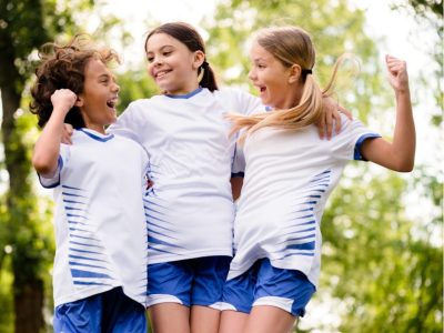 Момче си играе с играчка в светла детска стая