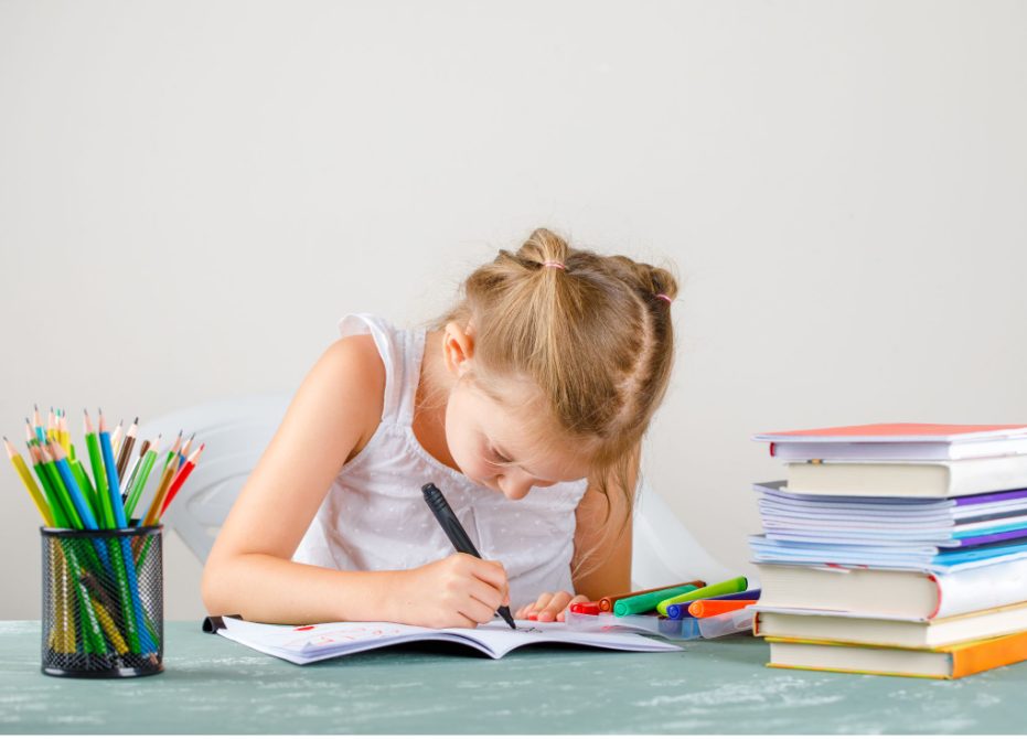 Момиче рисува в тетрадка